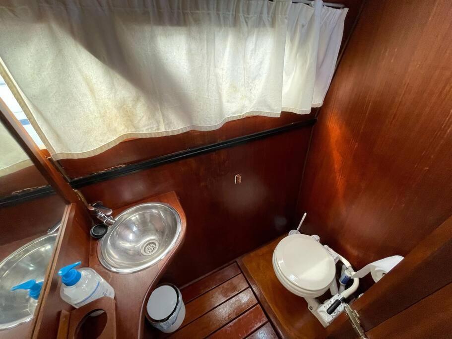 Barco Acogedor - Cosy Boat - Barcelona Hotel Kültér fotó