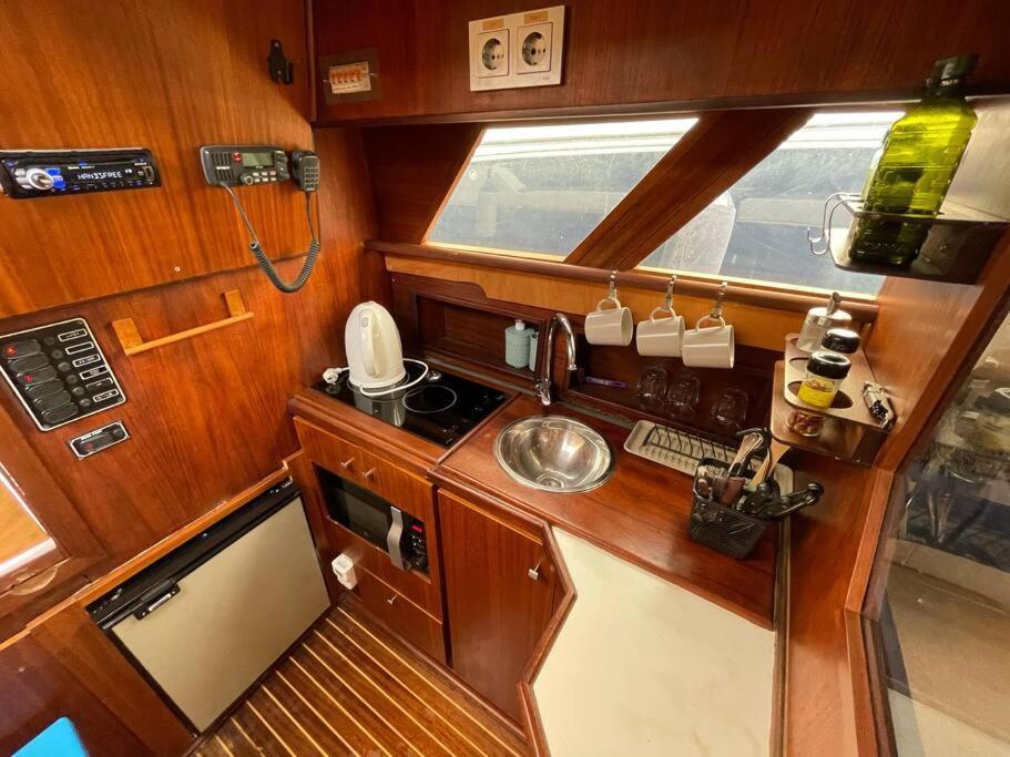 Barco Acogedor - Cosy Boat - Barcelona Hotel Kültér fotó